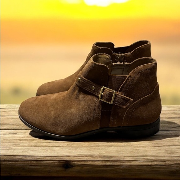 Clark’s Women’s Chelsea Boot Tricia. Tan Suede Leather Upper. NWOB. Size 8. - Picture 4 of 9